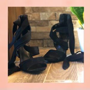 SUPER CUTE BLACK HEELS